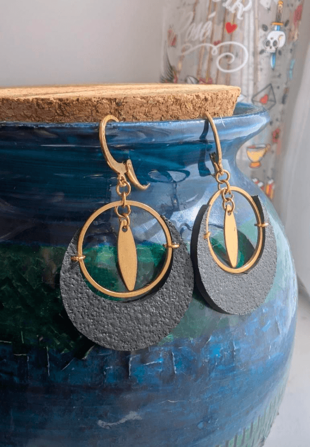 Boucle d&#039;oreille laiton et chambre à air recyclée 