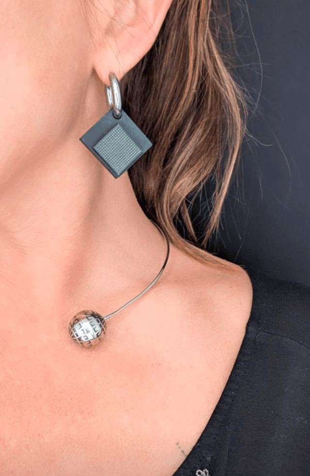 Boucle d&#039;oreille circuit imprimé et chambre à air